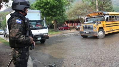 Militares y policías se desplazaron ayer por las calles de Chamelecón.