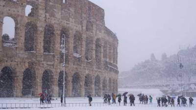 Una ola de frío siberiano que azota Europa, dejó ya una decena de muertos y paralizó el transporte en varios países que enfrentan temperaturas similares a las del Ártico.