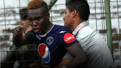 Rubilio Castillo tuvo que ser sacado a la fuerza por el preparador de porteros del Motagua, Hugo Caballero.