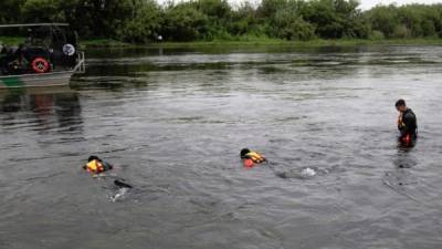Los agentes estadounidenses buscan a una niña de dos años desaparecida en el río Bravo desde ayer./CBP.