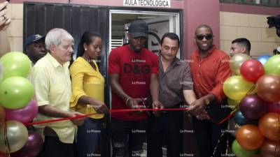 Alberth Elis ha mostrado su lado más humano al donar una aula tecnológica y otros accesorios a la escuela Fidelina Cerros, centro básico donde estudió en la primaria en la colonia Suyapa en Chamelecón. Fotos Jorge González