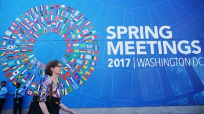 Los peatones cruzan frente a la sede del Fondo Monetario Internacional en la ciudad de Washington.