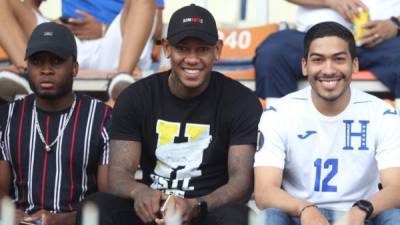 El delantero Romell Quioto (centro) llegó al estadio Nacional de Tegucigalpa para disfrutar del Olimpia vs Marathón.