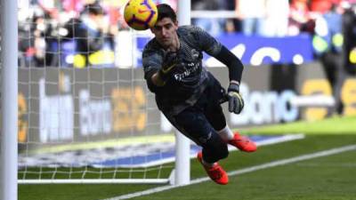 Real Madrid's Belgian goalkeeper Thibaut Courtois warms up before the Spanish league football match between Club Atletico de Madrid and Real Madrid CF at the Wanda Metropolitano stadium in Madrid on February 9, 2019. (Photo by GABRIEL BOUYS / AFP)