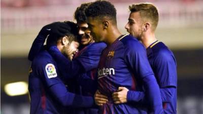 'Choco' Lozano celebrando con sus compañeros del Barcelona B uno de los goles ante Sporting de Gijón.