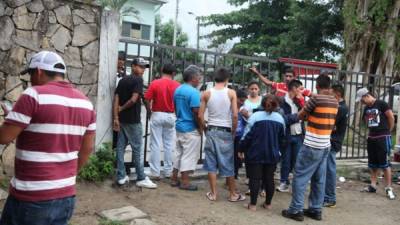 Parientes de Pedro Rivas reclamaron el cuerpo en la morgue de San Pedro Sula.