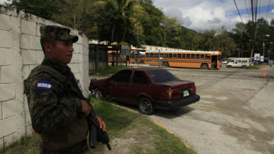 Los soldados de la 105 Brigada se mantienen durante todo el día en las afueras de la Universidad Autónoma.