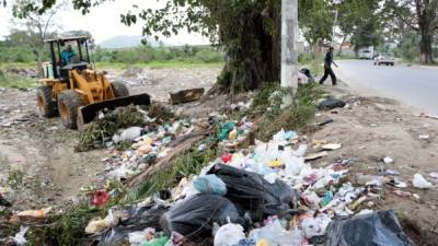 La alcaldía limpia, pero vuelven a ensuciar. Foto: Ricardo Claros.