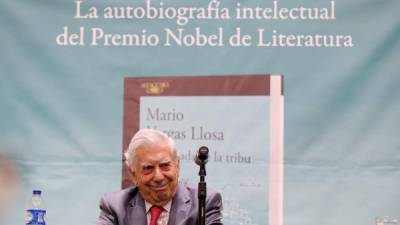 El escritor y premio Nobel de Literatura, Mario Vargas Llosa, habla durante una rueda de prensa en la que presentó su libro 'La llamada de la tribu' hoy, viernes 20 de abril de 2018, en Bogotá (Colombia). Imagen EFE.
