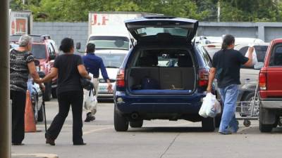 Muchos ciudadanos han priorizado en sus compras. El sector alimentos mantiene a buen ritmo sus ventas. Foto: Amílcar Izaguirre.