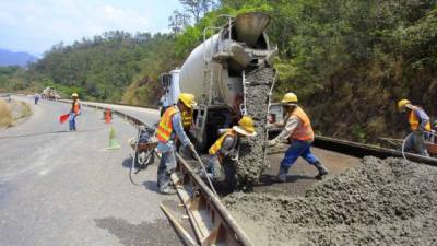 LA PRENSA recorrió algunas carreteras de Honduras y se observaron hombres y maquinaria trabajando en el Corredor Lenca y Corredor Turístico.