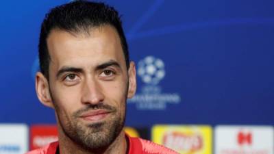 El mediocentro del FC Barcelona Sergio Busquets participa en una rueda de prensa en el estadio Parc Olympique Lyonnais, este lunes, en Lyon (Francia). EFE