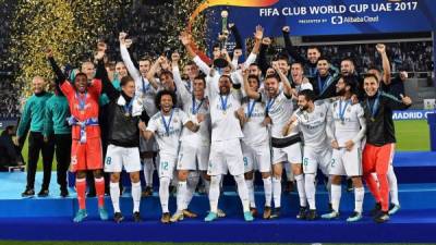 Los jugadores del Real Madrid celebrando con el trofeo de campeones del Mundial de Clubes. Foto EFE