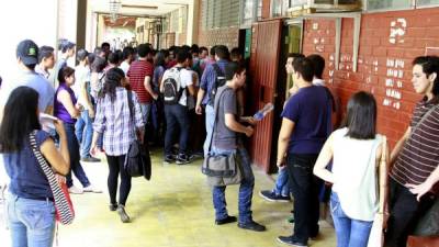 Estudiantes en la Unah-vs.