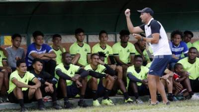 Julio 'Palomo' Rodríguez charló con el plantel de jugadores antes del primer entrenamiento. Foto Neptalí Romero