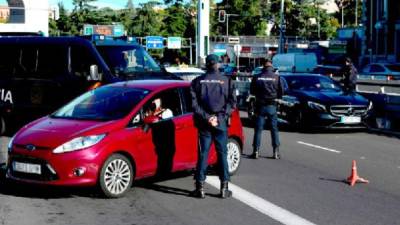 Policías montan operativos de control en el distrito madrileño de Moncloa.