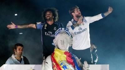 Los capitanes del Real Madrid, Sergio Ramos y Marcelo, ponen la bufanda madridista a la diosa Cibeles durante la celebración del título de Liga. Foto EFE