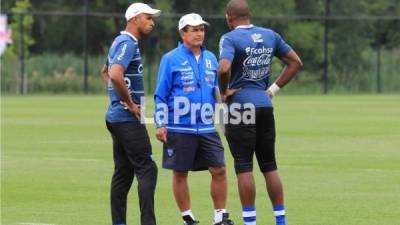 Pinto estuvo conversando con Escober y Luis López. Foto Ronald Aceituno.