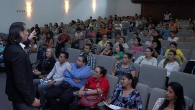 Santiago Tejedor Calvo expone a estudiantes de la Unah-vs. Foto: Amílcar Izaguirre