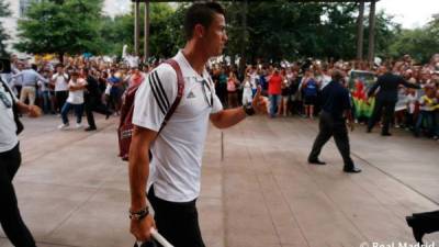 Cristiano Ronaldo saluda a sus fans al momento de llegar.