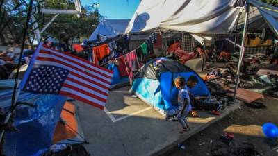 Integrantes de la caravana migrante de centroamericanos permanecen en un albergue en la ciudad de Tijuana, en Baja California (México). EFE