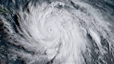 Los fuertes vientos y las lluvias torrenciales del huracán María, 'potencialmente catastrófico', golpeaban el martes el archipiélago francés de Guadalupe, tras haber causado estragos en Dominica, aislada del mundo.