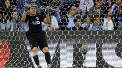Iker Casillas encajó tres goles en la derrota del Porto. Foto AFP/Miguel Riopa