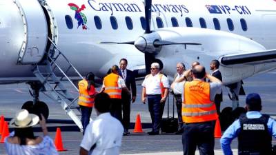 El primer ministro de Islas Caimán, Alden McLaughlin, al llegar al aeropuerto internacional Juan Manuel Gálvez, de Roatán. Fotos: Wendell Escoto