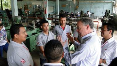 El senador Tim Kaine recorrió los diferentes talleres del instituto técnico Loyola de El Progreso.