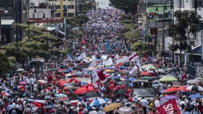 Miles de sindicalistas se concentraron este miércoles en San José para protestar contra la reforma fiscal que promueve el Gobierno de Alvarado./AFP.