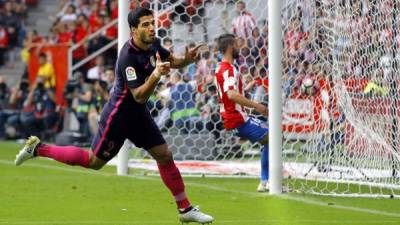 El delantero uruguayo del Barcelona, Luis Suárez, celebrando tras marcar el primer gol frente al Sporting de Gijón. Foto EFE