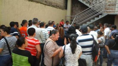 Cientos de exempleados de la DEI exigen su reintegro en Tegucigalpa.