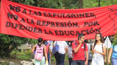 Pancartas en contra de las expulsiones fueron colgadas en áreas de la Unah-vs desde enero. Foto: Cristina Santos.