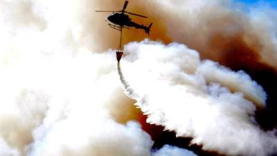 Un helicóptero del gobierno chileno combate un incendio hoy en Valparaíso.