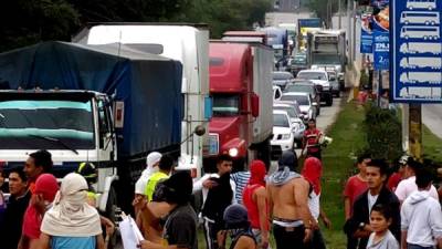 Largas filas de vehículos particulares y de carga pesada se formaron en el bulevar del sur por la quema de llantas y paralización de los transportistas, quienes se cubrieron el rostro con trapos.