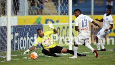 El momento del fallo de Carlo Costly contra el Olimpia.