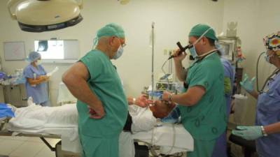 Cirujanos preparando a un paciente para la operación maxilofacial.