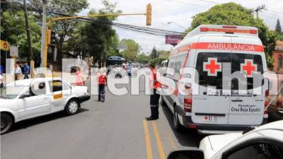 El momento del choque de la ambulancia que llevaba a Chelato Uclés con un taxi.