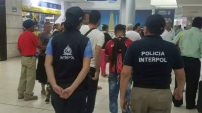 Agentes de Interpol en un aeropuerto de Centroamérica.