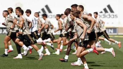 Los jugadores del Real Madrid en el último entrenamiento antes de viajar a Granada.