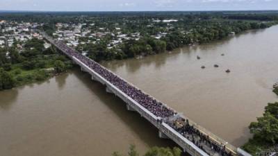 Miles de hondureños cruzan por el puente internacional de Ciudad Hidalgo, Chiapas.