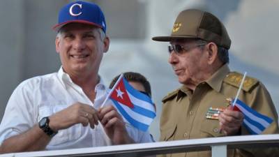 El expresidente Raúl Castro y el actual mandatario cubano Miguel Díaz-Canel en un evento en La Habana. AFP