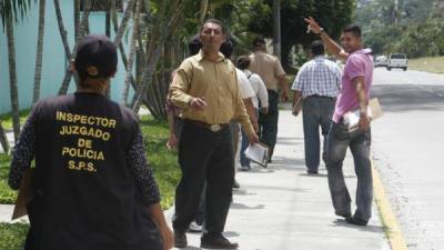 Las cuadrillas de inspectores y personal que realiza las supervisiones lo hacen a pie para poder visitar negocio a negocio en los distintos sectores de la ciudad.