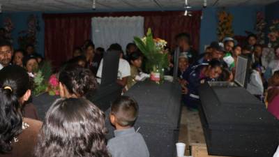 Familiares, amigos y vecinos de la familia Iglesias Padilla velan sus cuerpos en El Junco.