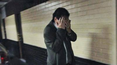 En un video divulgado en los medios locales, Rodríguez se tambalea y se cubre el rostro al darse cuenta de que los fotógrafos que cubren el organismo judicial lo habían sorprendido en el sótano.