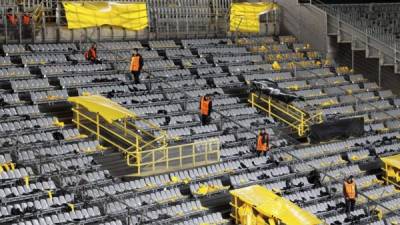 Miembros del personal de seguridad comprueban hoy las gradas del estadio Signal Iduna Park en Dortmund (Alemania). EFE