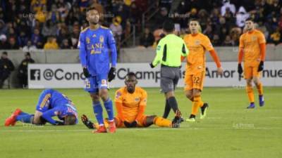 Alberth Elis fue amonestado en el minuto 62 por falta contra Jesús Dueñas. Posteriormente fue reemplazado al 80. Foto Annie Lagos.