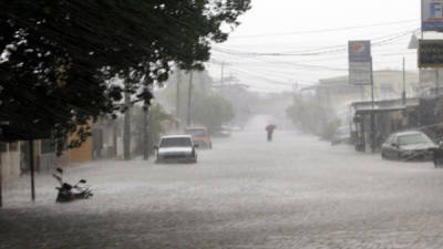 Según pobladores del sector este de San Pedro Sula, los colectores no tienen capacidad para evacuar las enormes corrientes.
