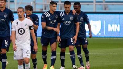 Roger Espinoza y Alan Pulido dialogan tras el primer gol del Sporting Kansas City.