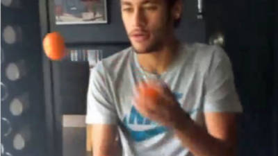 Neymar se divierte a lo grande haciendo malabares con unas naranjas.